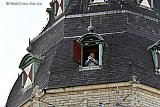 04-05-2020 Breda - Vanuit een luik helemaal boven in de toren van de Grote of Onze Lieve Vrouwe kerk blies Koen van den Heijkant de taptoe tijdens de  dodenherdenking. - Fotokrant